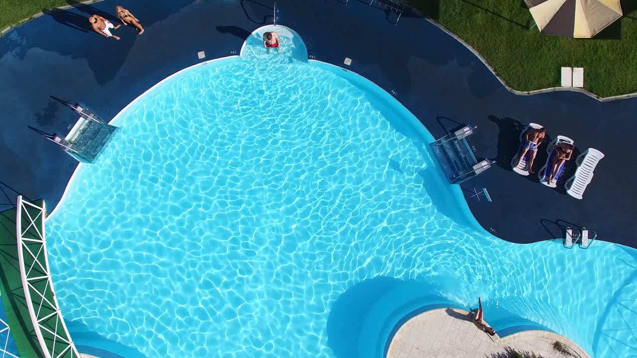 Luftfoto af en swimmingpool med mennesker