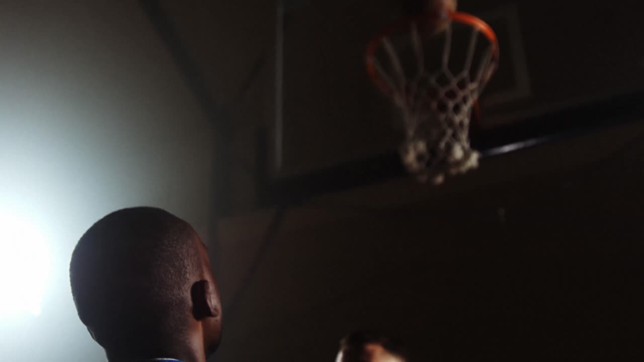 deportistas jugando al baloncesto