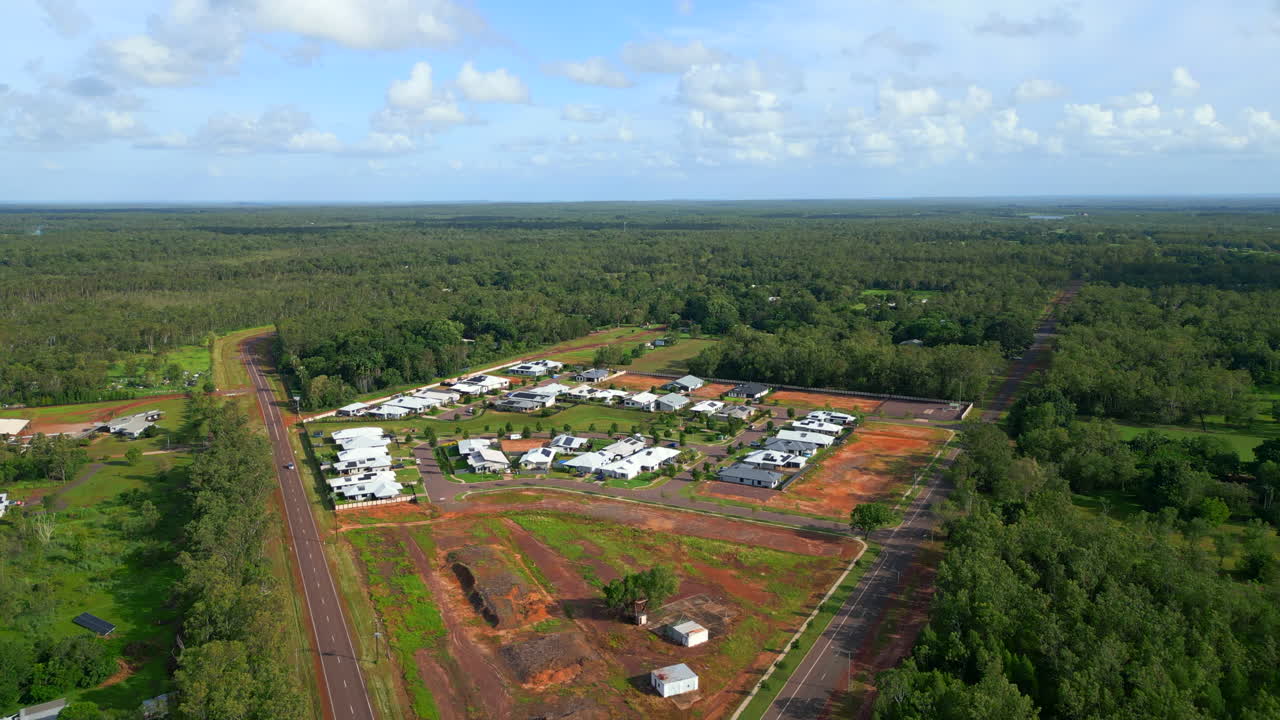 dron aéreo de nuevo desarrollo suburbano en el rincón rural del interior boscoso de nt australia
