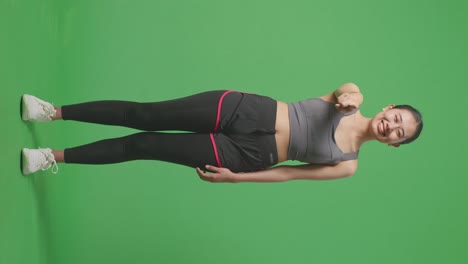 mujer en traje de entrenamiento apuntando