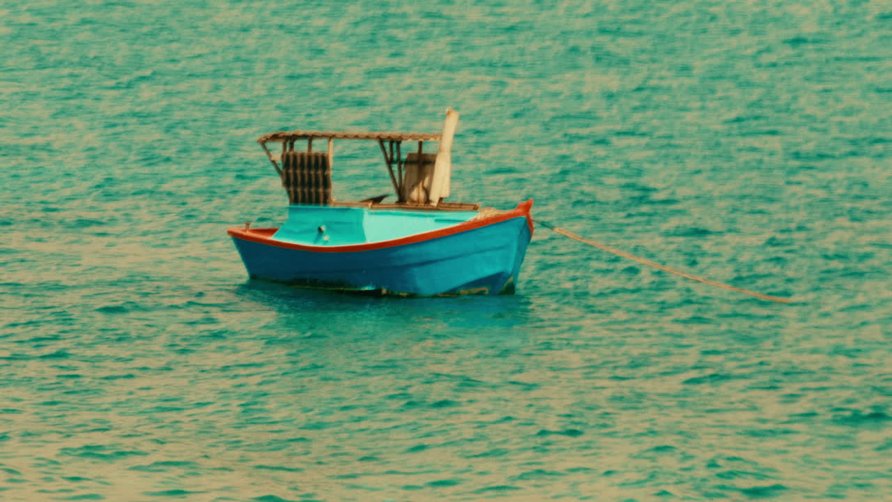 pequeño barco de pesca en aguas turquesas