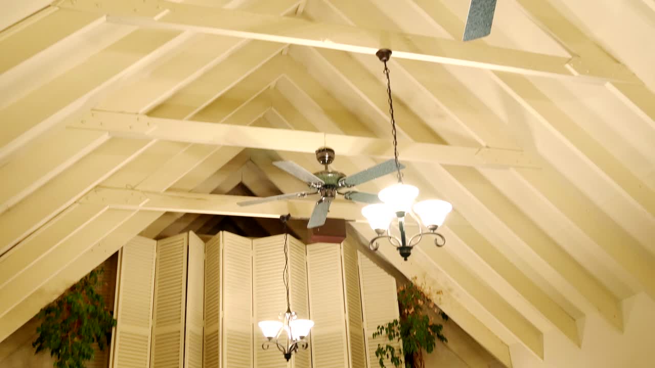 primer plano de una lámpara de araña elegante y hermosa