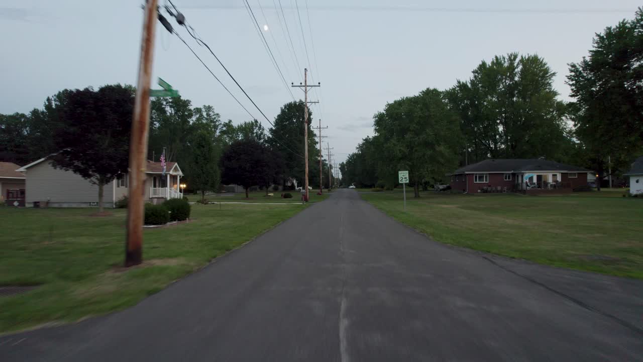 거리에 자동차와 함께 정원과 나무가있는 집과 이웃을 통해 실행 거리에 드론 샷