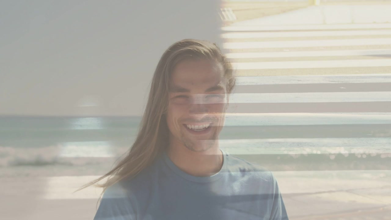 Voksen mand smiler bredere, kameraet starter, overlays passerer over motivet og promoverer strandrejser.