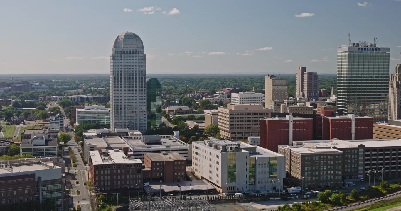 Winston-Salem Carolina del Nord Aerea v1 sorvolo a bassa quota sopra un cimitero e l'autostrada 421 verso lo skyline del centro in una giornata limpida - Ripreso con Inspire 3 8k - 1° ottobre 2023