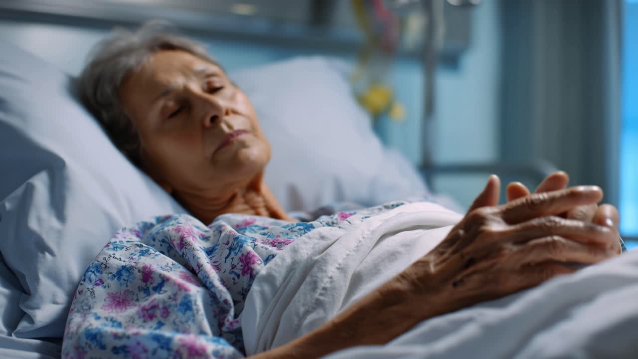 Donna anziana riposa serenamente in un letto d'ospedale. Le sue mani sono giunte, mostrando calma. Una luce soffusa evidenzia la sua espressione serena. Ideale per storie di cura, guarigione o momenti di fine vita.