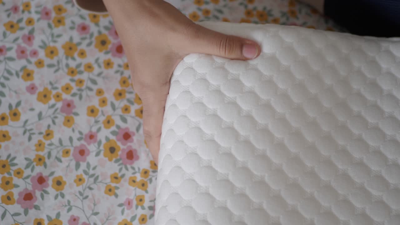 mujer con una almohada blanca