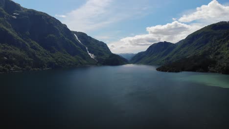 Paisaje-Pacífico-Y-Armónico-En-Noruega-Durante-El-Verano