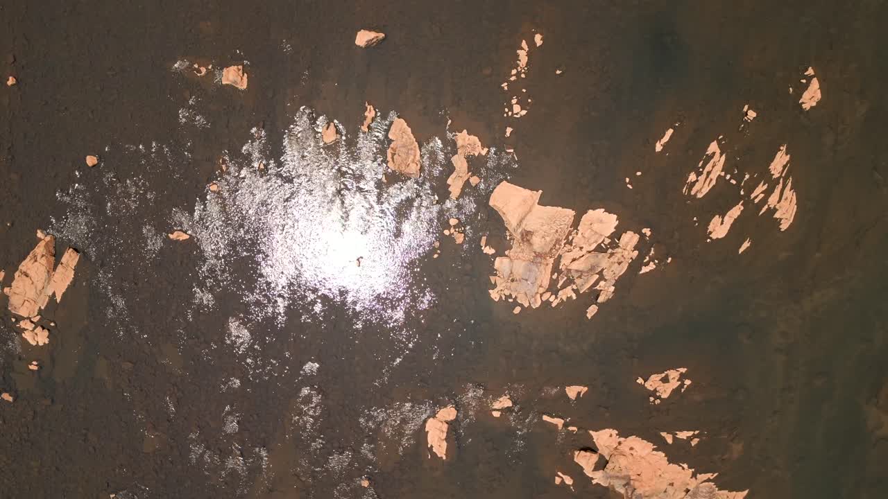 Vista aerea di un letto di fiume roccioso