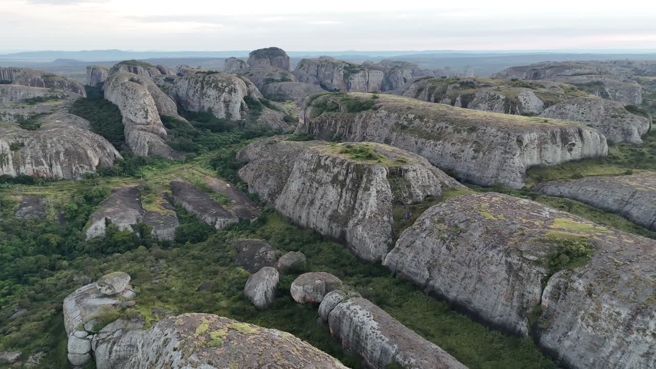 Afrika, Angola, Malanje Bölgesi'ndeki antik Pedras Negras de Pungo Andongo monolitlerinin eşsiz jeolojik dokularını yakalayan sinematik hava perspektifi