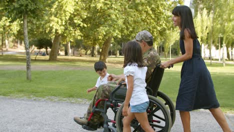 Behinderter-Soldat-Im-Ruhestand,-Der-Mit-Der-Familie-Im-Park-Spazieren-Geht