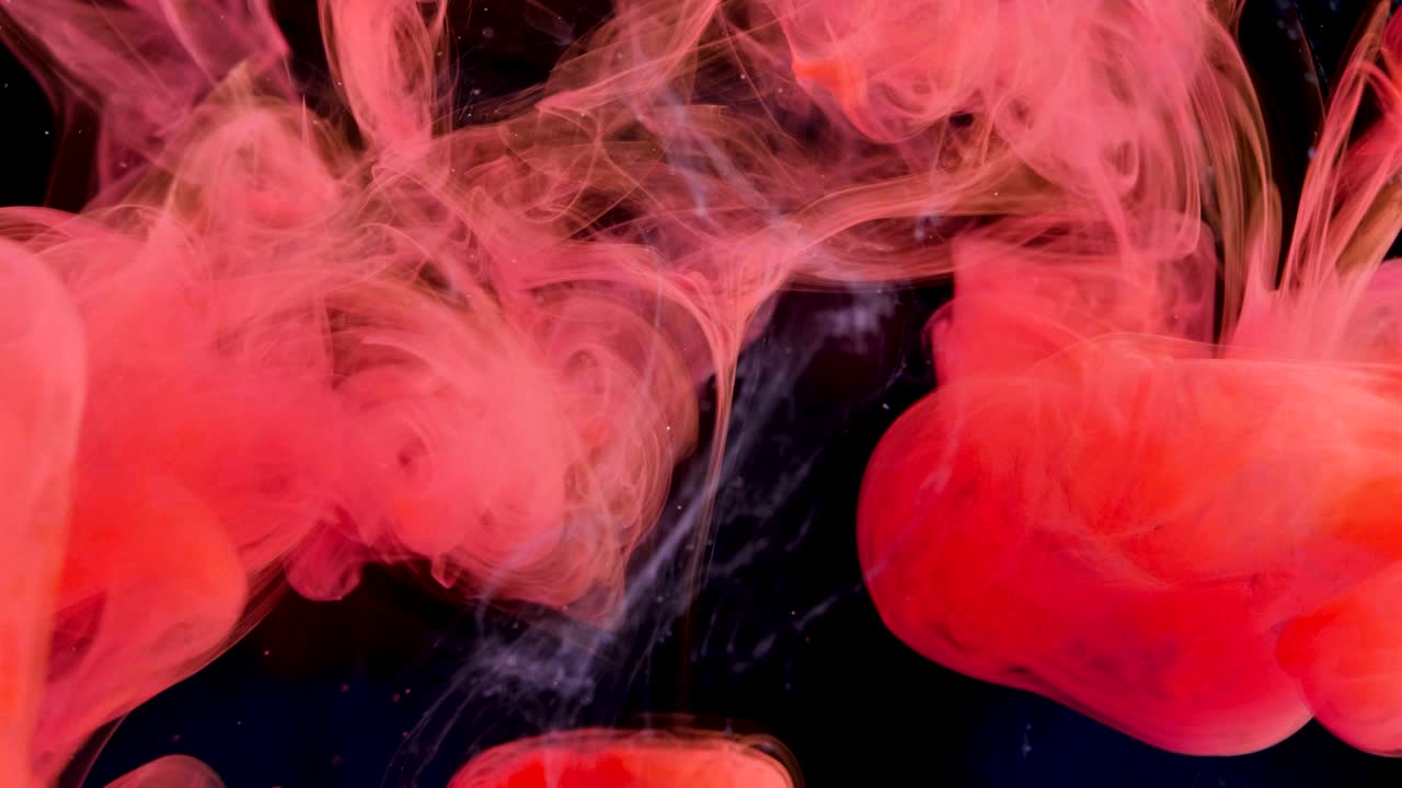 Flujo de tinta de colores en el agua