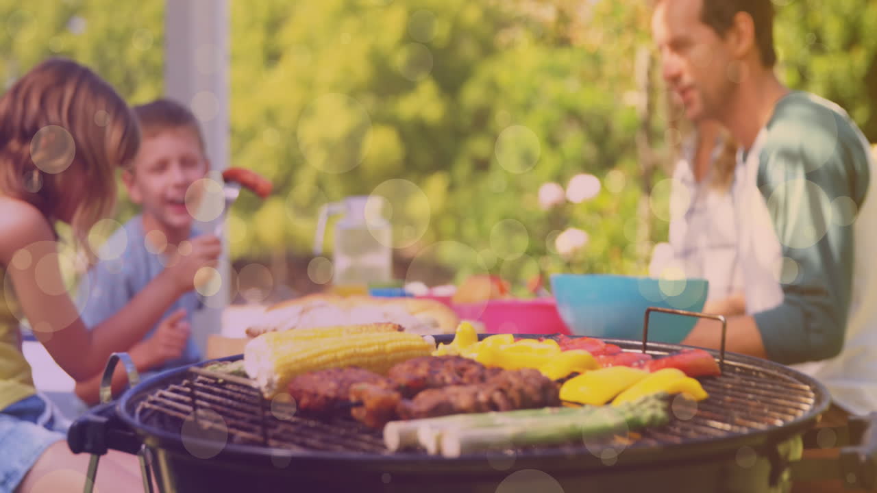 Animazione di punti sopra una felice famiglia caucasica che fa un barbecue
