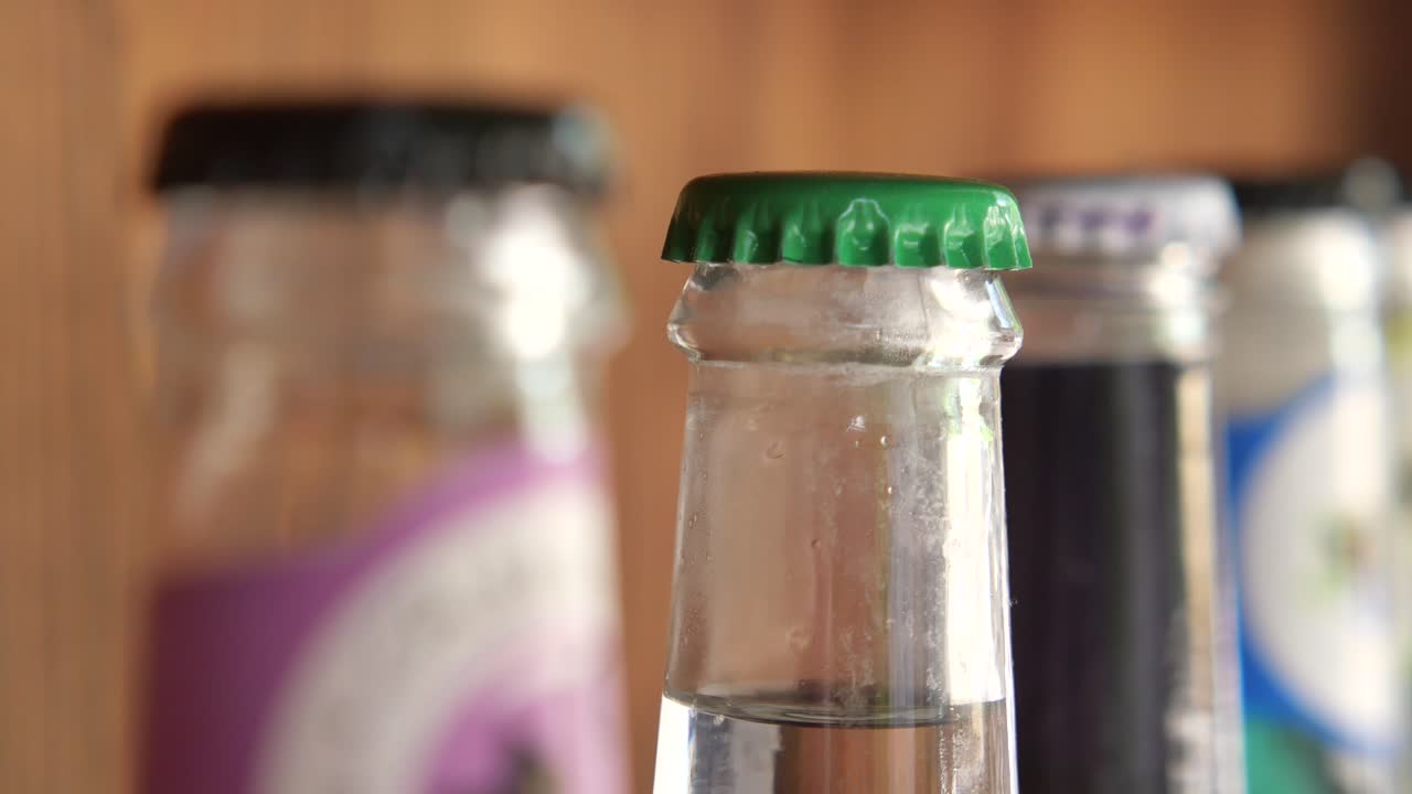 cerca de una tapa verde en una botella de vidrio
