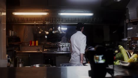 chef cocinando en la cocina de un restaurante