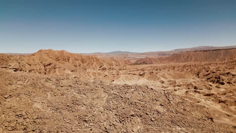 experimente el cautivador encanto del paisaje de otro mundo de atacama con impresionantes imágenes de drones, revelando las formaciones rocosas escarpadas y los infinitos horizontes del desierto