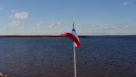 Drone-Aéreo-Disparó-Volar-Alrededor-De-La-Bandera-De-Acadia-Acadie-Canadá-Francis