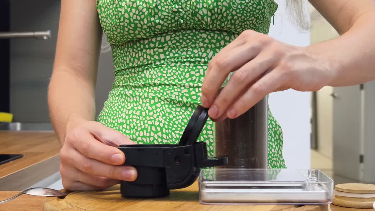 una mujer preparando café.