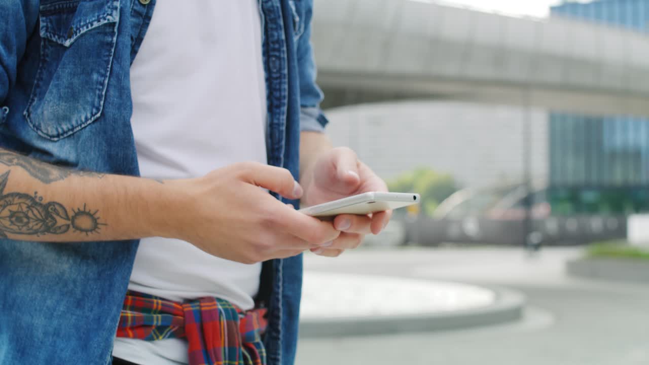 mantenerse en contacto con la gente