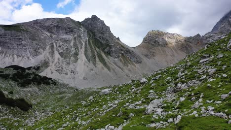 österreichische-Alpen-Hue-Monde-Berggipfel-Mit-Vorbeiziehenden-Wolken