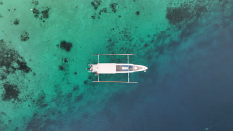 Pequeño-Barco-Pesquero-Amarrado-Frente-A-La-Costa-De-Gili-Trawangan,-Indonesia