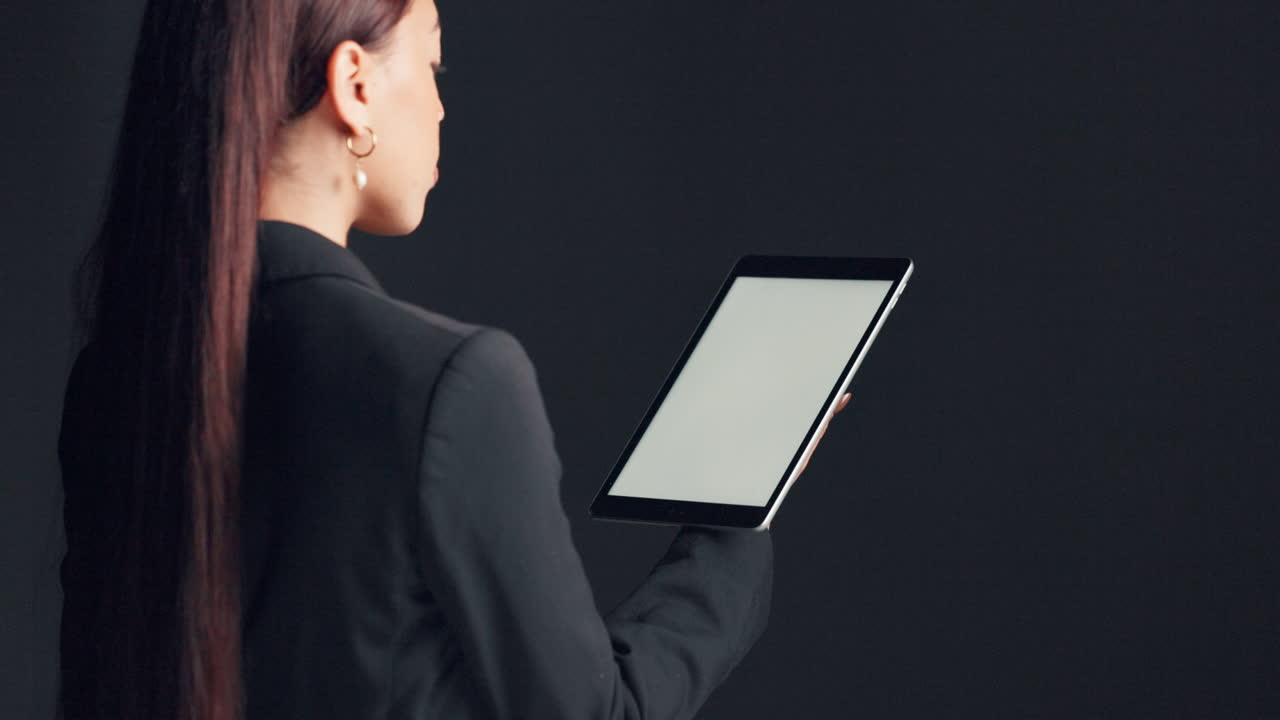 Kvinde, der bruger tablet i professionelle omgivelser