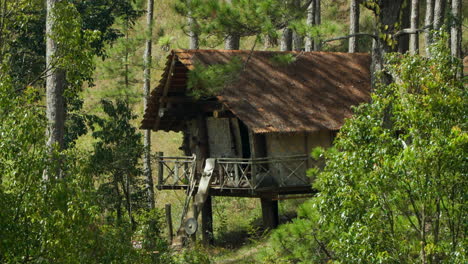 vieja casa tradicional vietnamita en el bosque de pinos de la aldea étnica de cu lan, da lat vietnam