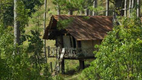 antiga casa tradicional vietnamita em estacas na floresta de pinheiros da aldeia étnica de cu lan, da lat vietnam