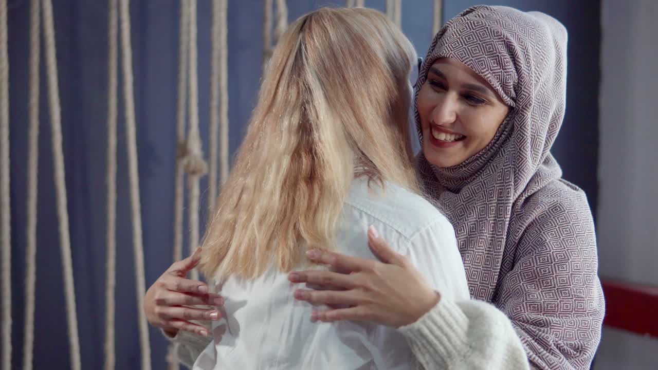 두 여성 사이의 우정과 연결