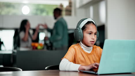 tareas, los padres discuten y el niño en la computadora portátil