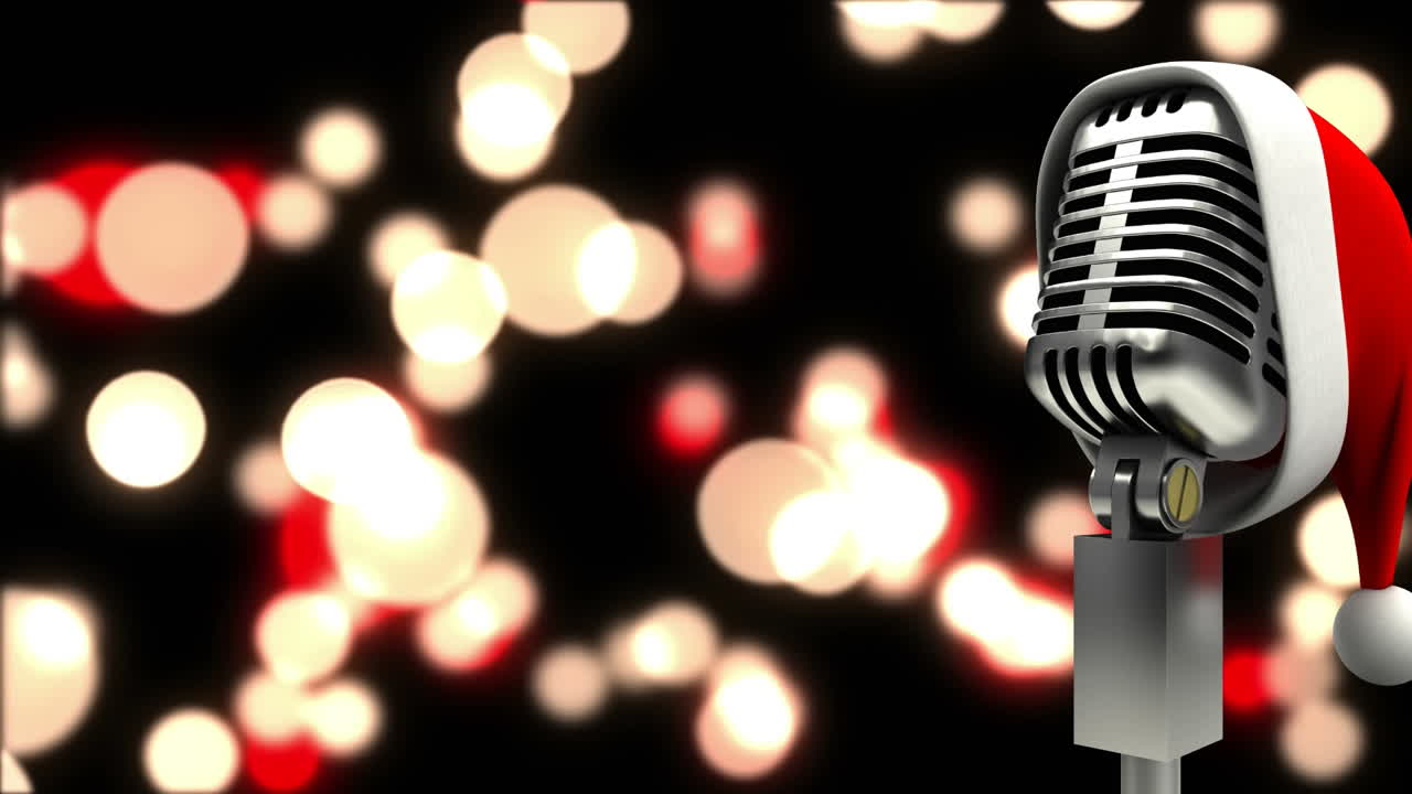 검은 바탕에 빨간색과 노란색의 빛 반점이 있는 마이크 위의 산타 모자