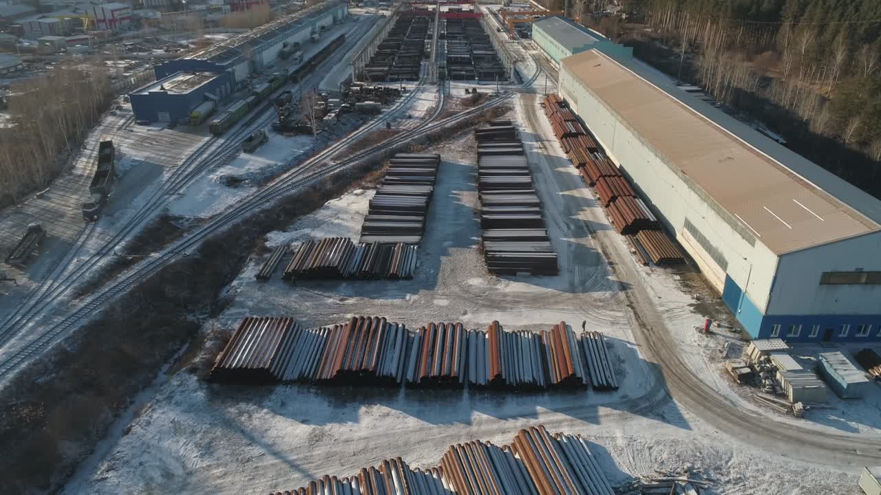 tuberías metálicas redondas en el almacén de metales. sitio de almacenamiento industrial al aire libre. vista de drones.