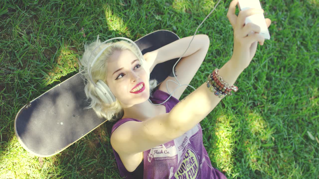 счастливая модная молодая блондинка студентка