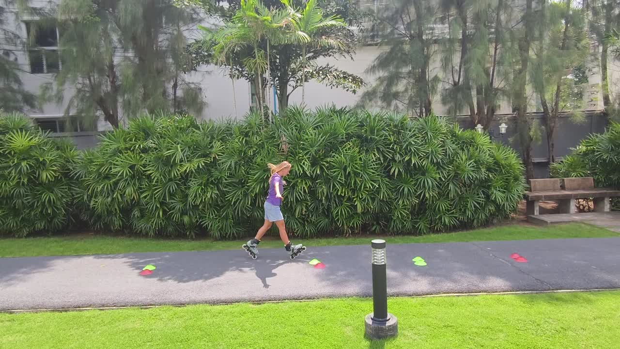 женщина катается на роликах в парке