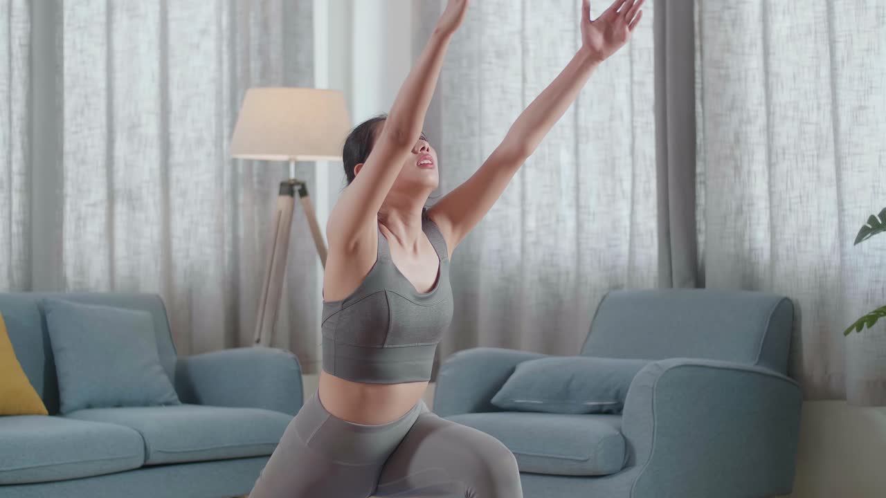 젊은 아시아 여성 운동 선수가 집에서 운동, 스트레칭 및 요가를 연습합니다. 건강한 라이프 스타일, 피트니스, 웰빙 및 마인드풀니스 개념