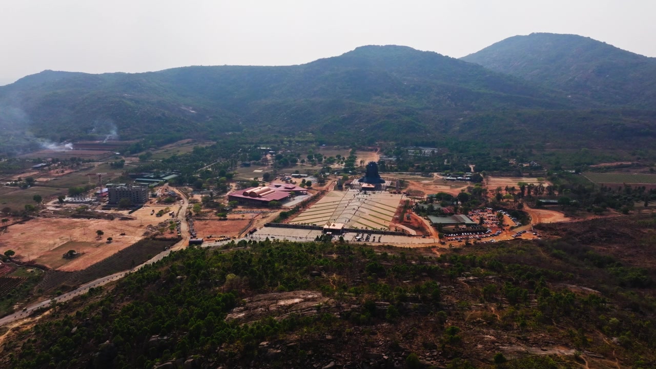 Vista aerea della Fondazione Isha con le colline Nandi e i terreni agricoli a Chikkaballapura, Bangalore, Karnataka, India. Di giorno, ripresa a semi-orbita, ripresa con drone, 4K