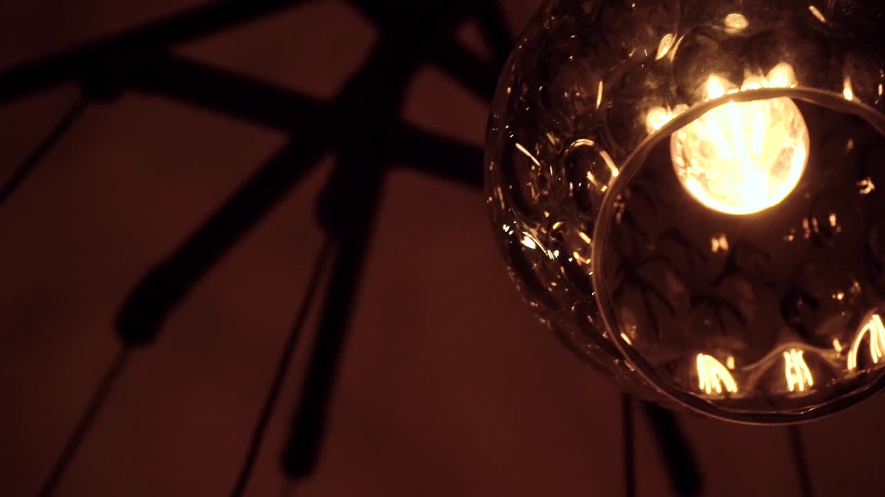 분위기 있고 현대적이며 고급스러운 분위기를 제공하는 호텔 로비의 멋진 조명의 다양한 샷