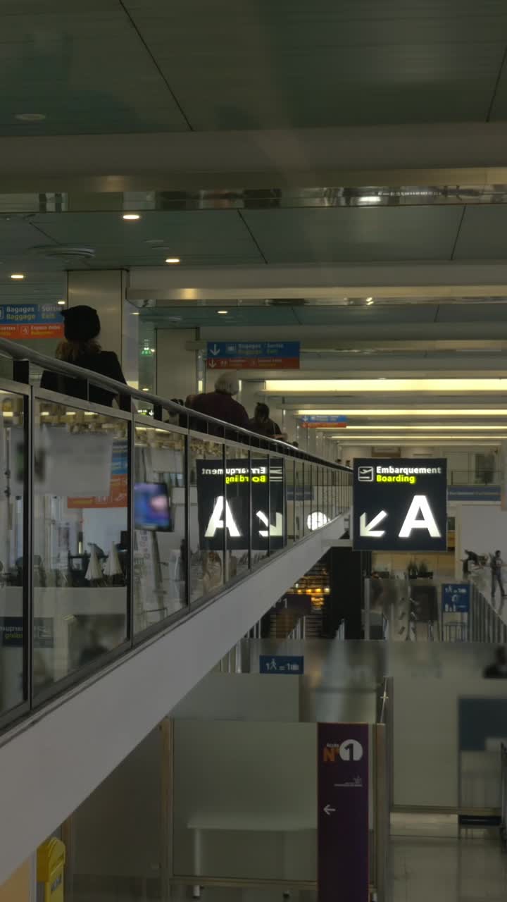 Persone che camminano su un tappeto mobile in un moderno terminal aeroportuale