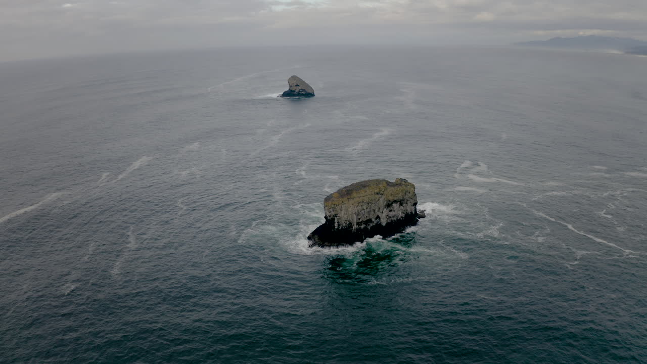 Faraglioni in un paesaggio oceanico suggestivo
