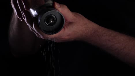 moler sal al verla caer en cámara lenta