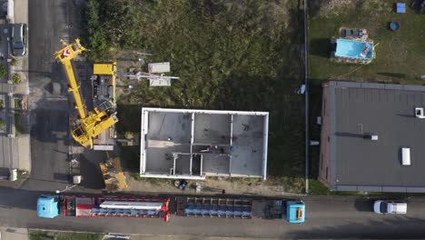 Mobilkran-Bewegt-Bauplatte-Auf-Der-Baustelle-Eines-Modularen-Hauses