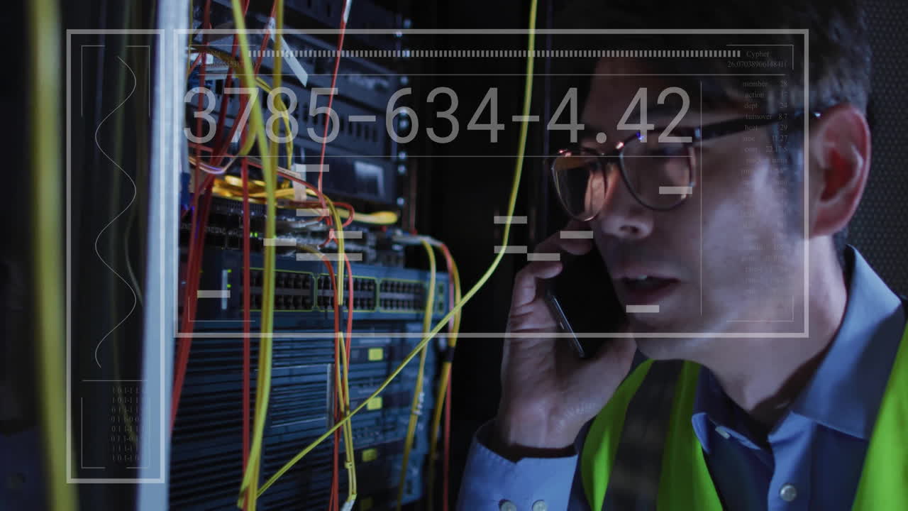 hablando por teléfono, técnico en la sala del servidor con datos numéricos a través de cables