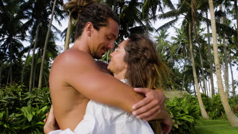 pareja abrazándose al aire libre