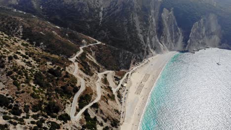 playa de myrtos en la isla griega de kefalonia - toma aérea de drones