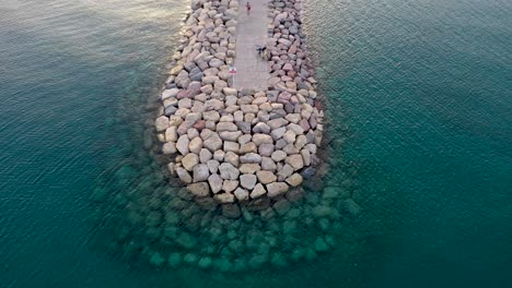 imágenes aéreas que revelan la escena desde un rompeolas en el mar rojo hasta la puesta de sol sobre la ciudad de eilat en el sur de israel