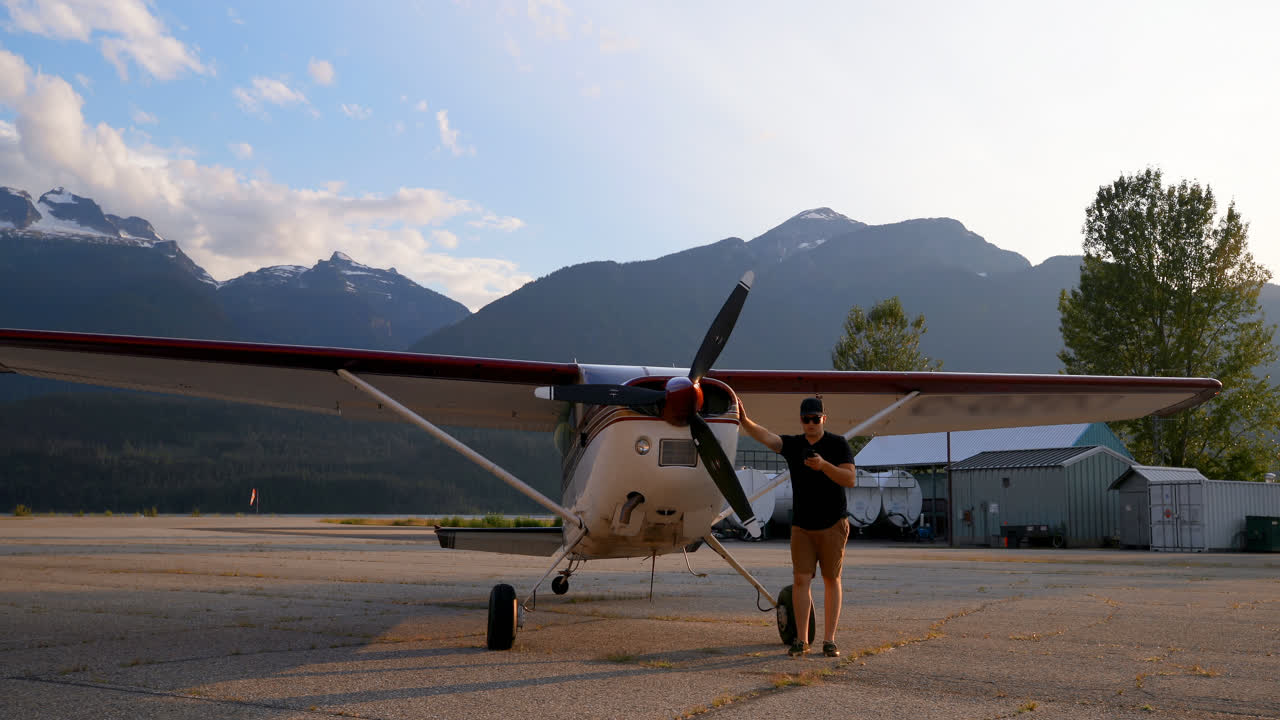 piloto usando teléfono móvil cerca de la aeronave 4k