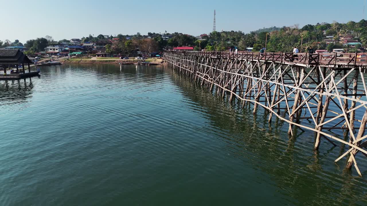 el puente mon, un punto de referencia histórico e icónico en songklaburi, tailandia