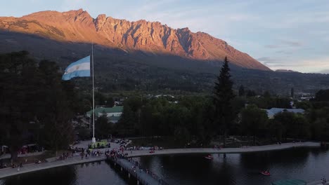 Bandera-Argentina-Ondeando-Sobre-Un-Lago-Artificial-Y-Un-Puente