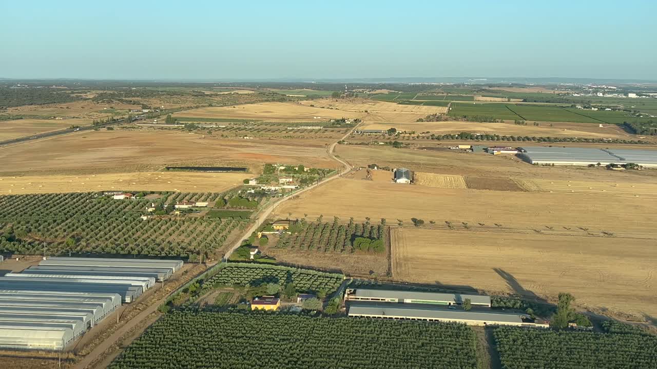 силуэт реактивного самолета над сельскохозяйственными полями при приближении к взлетно-посадочной полосе аэропорта для посадки в полете в режиме реального времени, как видно из окна левой кабины пилота