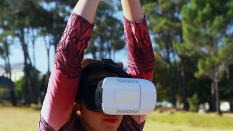 mujer realizando yoga mientras usa auriculares de realidad virtual 4k